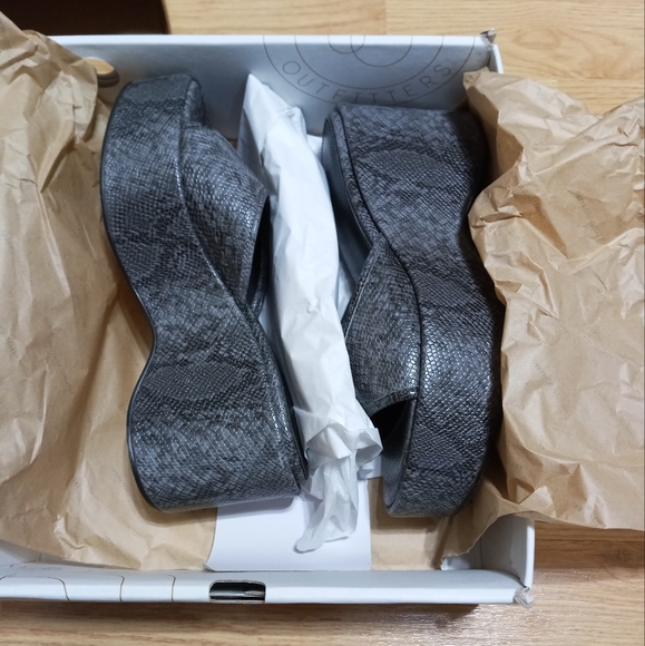 Urban Outfitters snakeskin pattern platform wedges. EUC. Size 7. - Picture 13 of 16